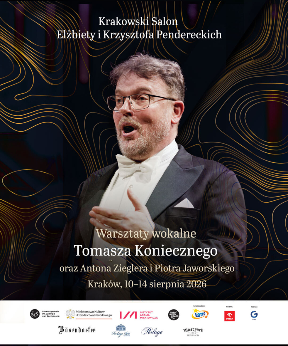 Plakat promujący warsztaty wokalne Tomasza Koniecznego organizowane w ramach Krakowskiego Salonu Elżbiety i Krzysztofa Pendereckich. Na zdjęciu Tomasz Konieczny podczas występu. Warsztaty odbędą się w Krakowie w dniach 10–14 sierpnia 2026 roku.