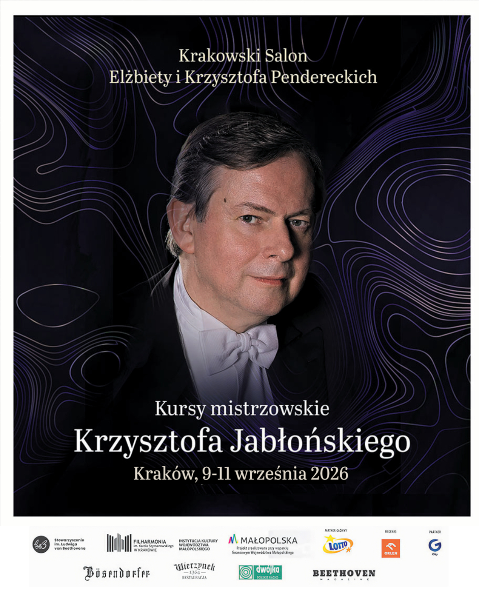Portret Krzysztofa Jabłońskiego w eleganckim fraku i białej muszce na ciemnym tle z fioletowym ornamentem. Plakat zapowiada kursy mistrzowskie w Krakowskim Salonie Elżbiety i Krzysztofa Pendereckich, Kraków, 9–14 września 2026.