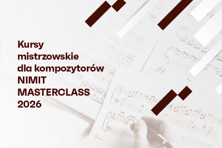 Grafika promująca Kursy mistrzowskie dla kompozytorów NIMiT – Masterclass 2026. W tle rozłożone partytury oraz dłoń zapisująca nuty, uzupełnione minimalistycznymi elementami graficznymi w kolorze ciemnobrązowym.